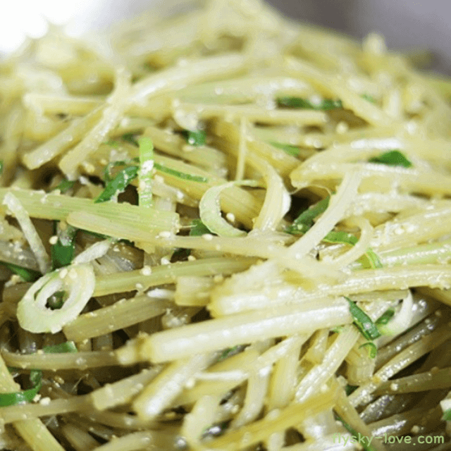 머위대 들깨 볶음