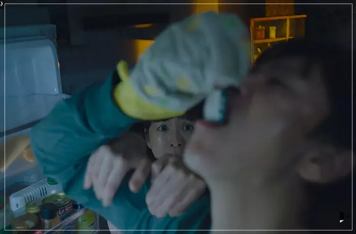 영화-잠-몽유병-증세의-현수-날-생선을-먹고-있다