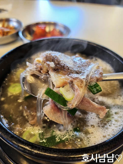 명인대동양평해장국 소머리국밥 – 진한 국물에 부드러운 소머리 고기 한 점
