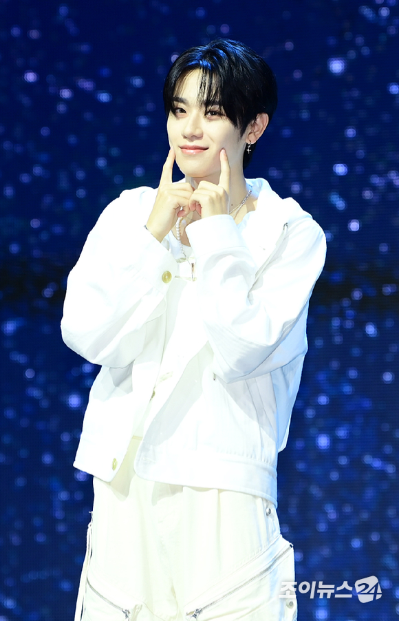 그룹 이펙스 금동현이 5일 오후 서울 용산구 블루스퀘어에서 열린 두 번째 정규앨범 '소화(韶華) 2장 : 청춘 결핍' 발매 기념 쇼케이스에서 포즈를 취하고 있다. [사진=정소희 기자]