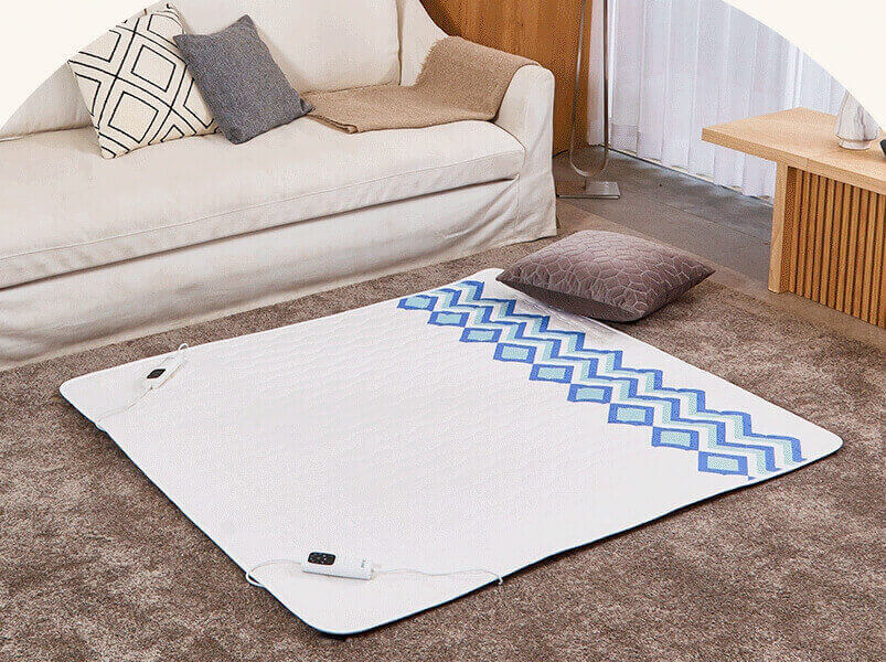 소파 옆 거실에 깔아놓은 전기매트