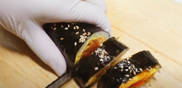 김밥을 자를 때는 조심하세요😲
