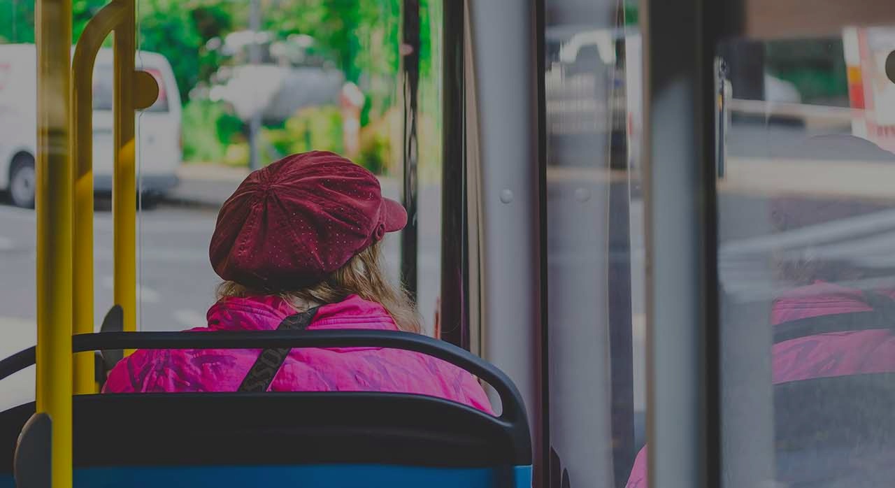 버스를 이용하는 관광객의 모습. [ⓒPexels &lsquo;VH S&lsquo;]