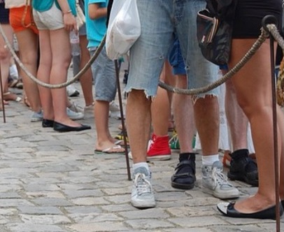 긴-줄을-서서-기다리는중