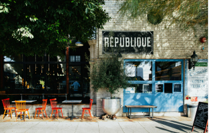 라브레아 거리에 있는 리퍼블리께 카페 앞 사진