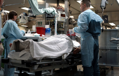 말라리아 치료를 받는 수술실 이미지