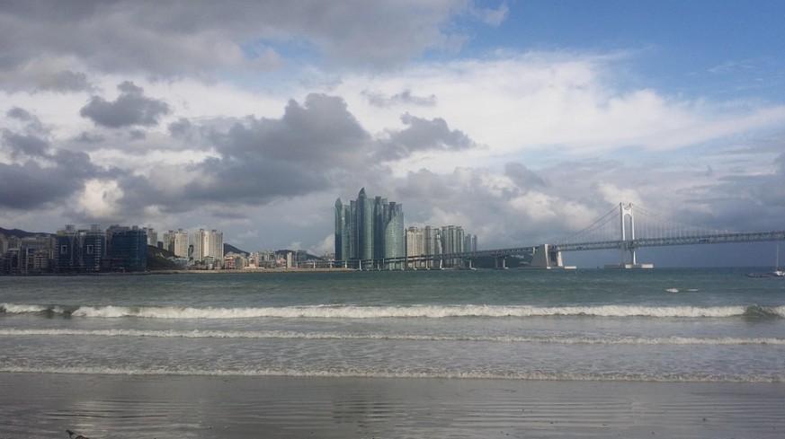 구름낀 광안대교 이미지