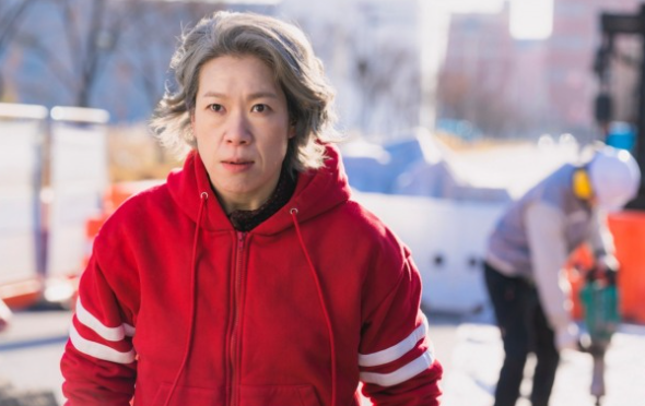 드라마 경이로운 소문 속 염혜란 배우 모습