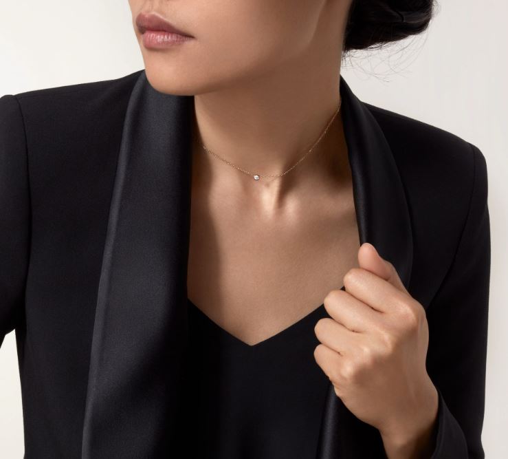 까르띠에 다무르 목걸이 착용