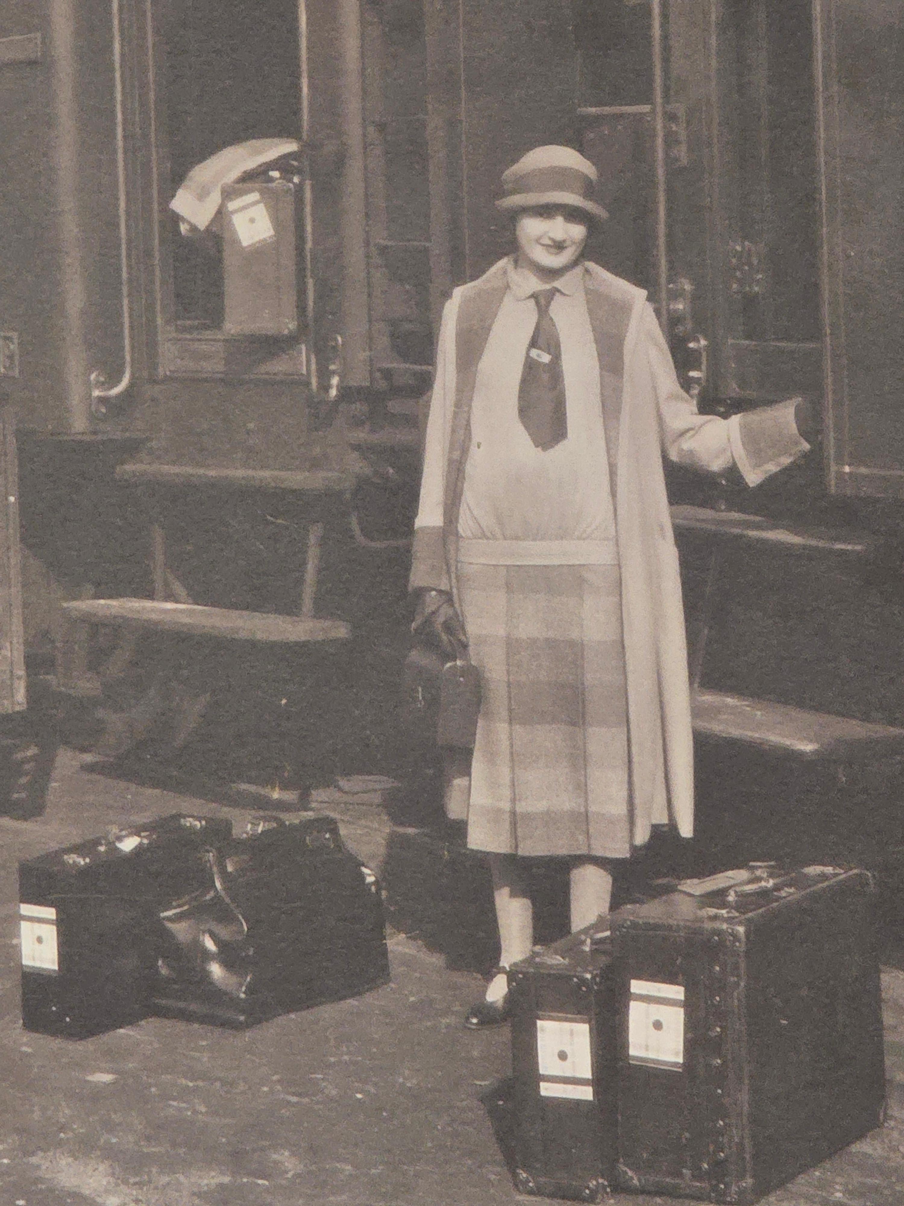 루이비통 제품을 들고있는 30년대 모델 사진