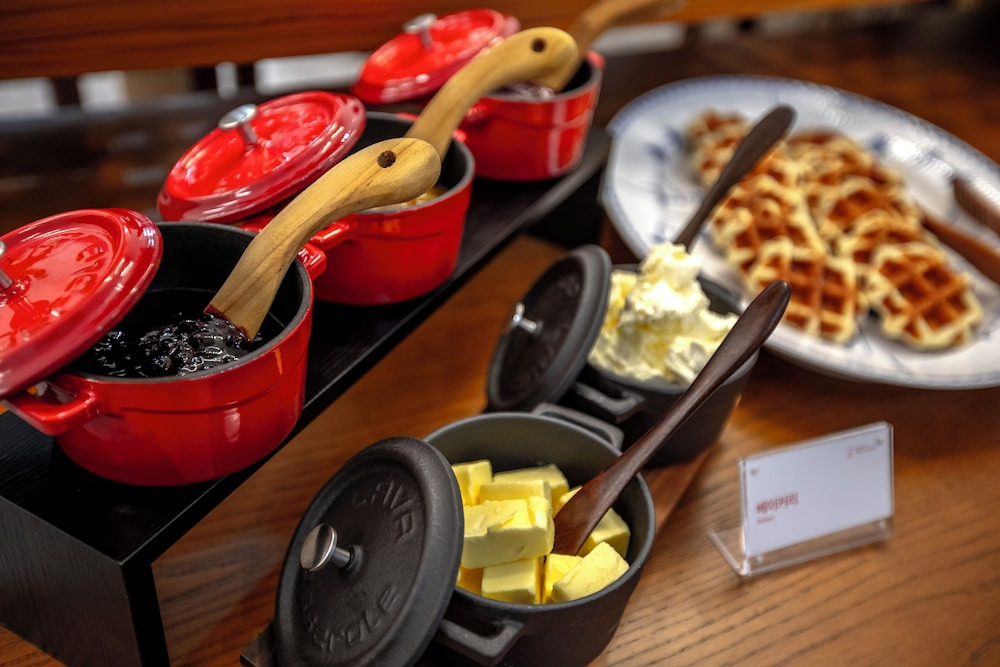 강릉 하운드 더 블루 호텔｜오션뷰&middot;넷플릭스&middot;카페까지&amp;#44; 할인 혜택으로 가성비 숙소 예약하기!