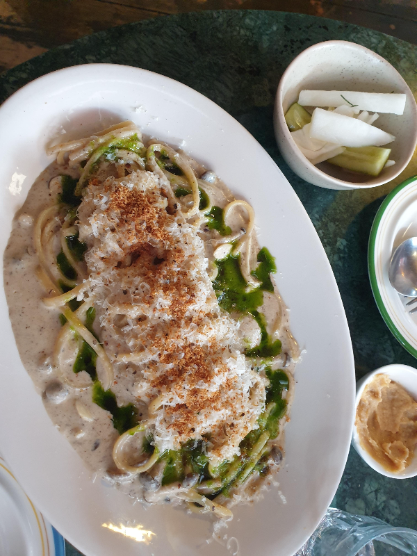 꾸덕한 소스와 면, 그위에 치즈가 잔뜩 올라가져 있는 파스타