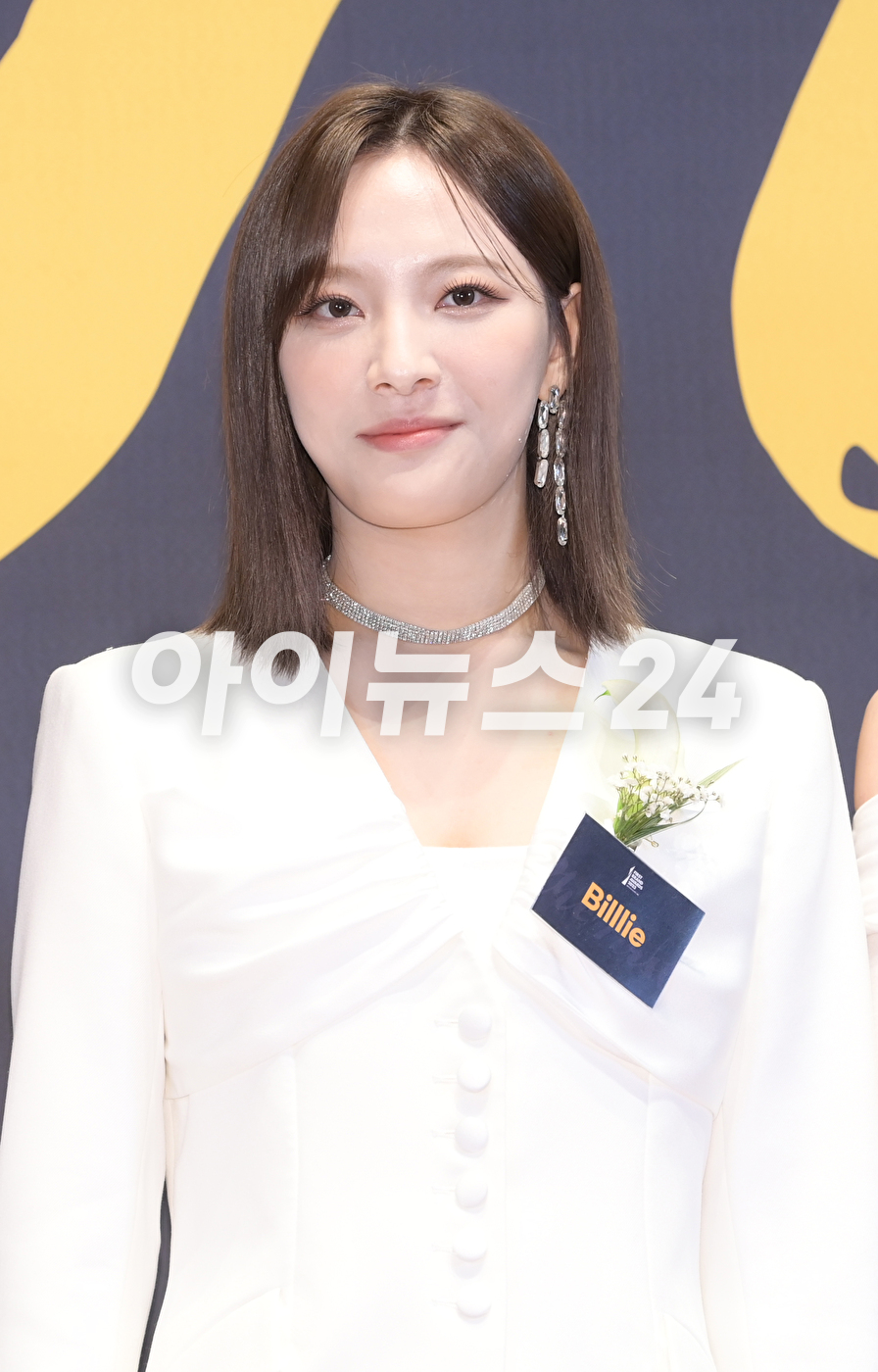 그룹 빌리(Billlie)가 17일 오전 서울 중구 장충동 신라호텔 다이너스티홀에서 열린 &#39;2023 대한민국 퍼스트브랜드 대상&#39; 포토월 행사에 여자아이돌 라이징스타 수상자로 참석하고 있다. [사진=정소희 기자]
