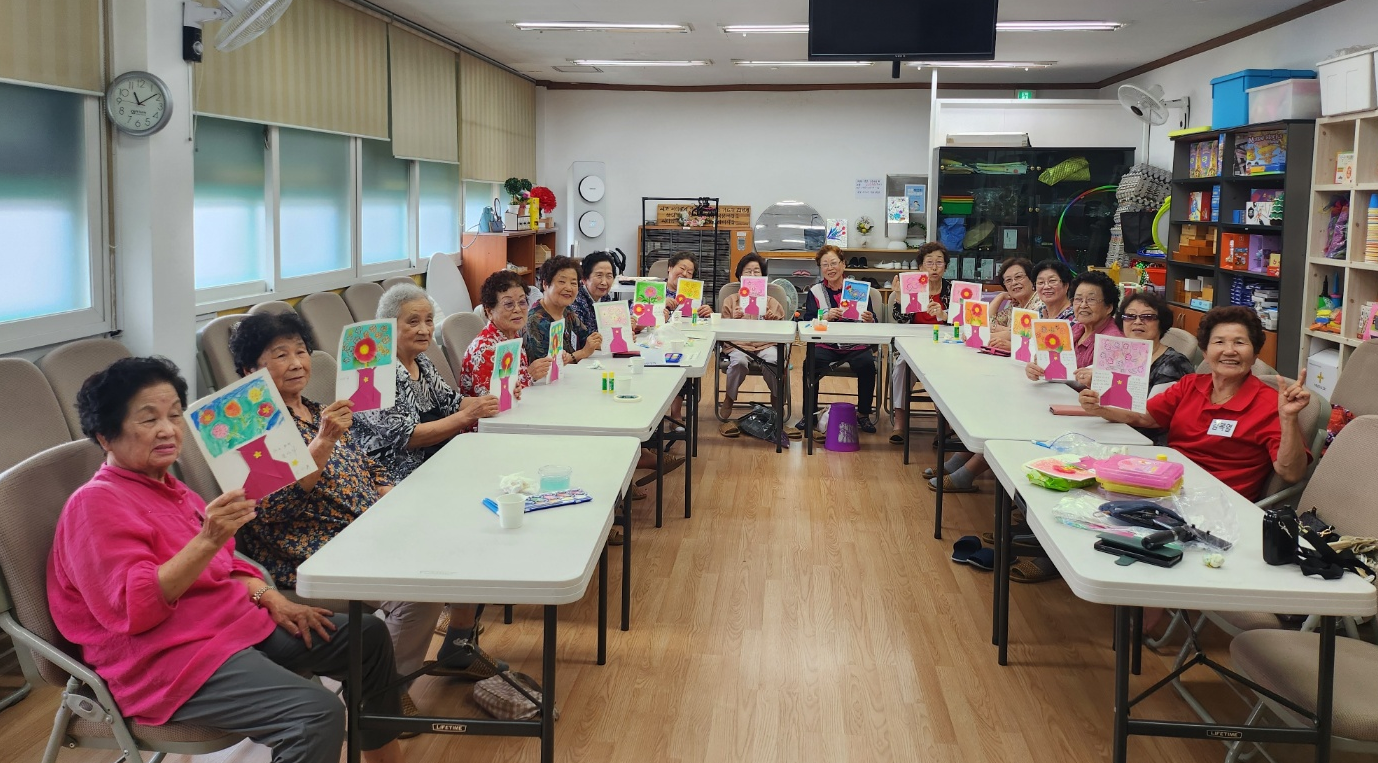 시니어사관학교 2기 제5차 미술활동, 꽃처럼 피어난 어르신들의 감동 이야기 시니어사관학교 2기 제5차 미술활동, 꽃처럼 피어난 어르신들의 감동 이야기