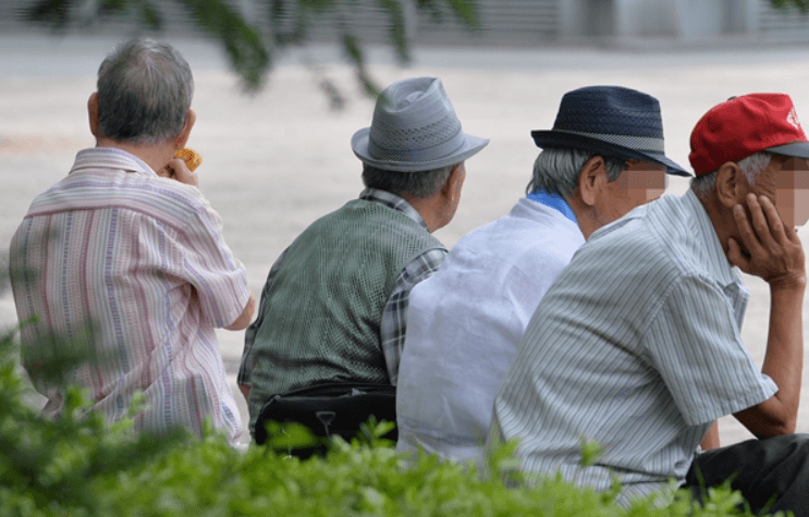 공원에-앉아있는-노인들