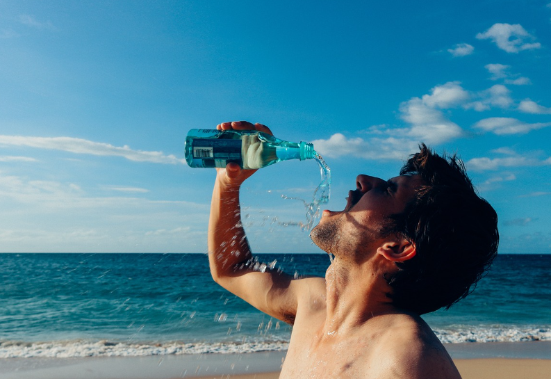 생수를 마시고 있는 사람 모습