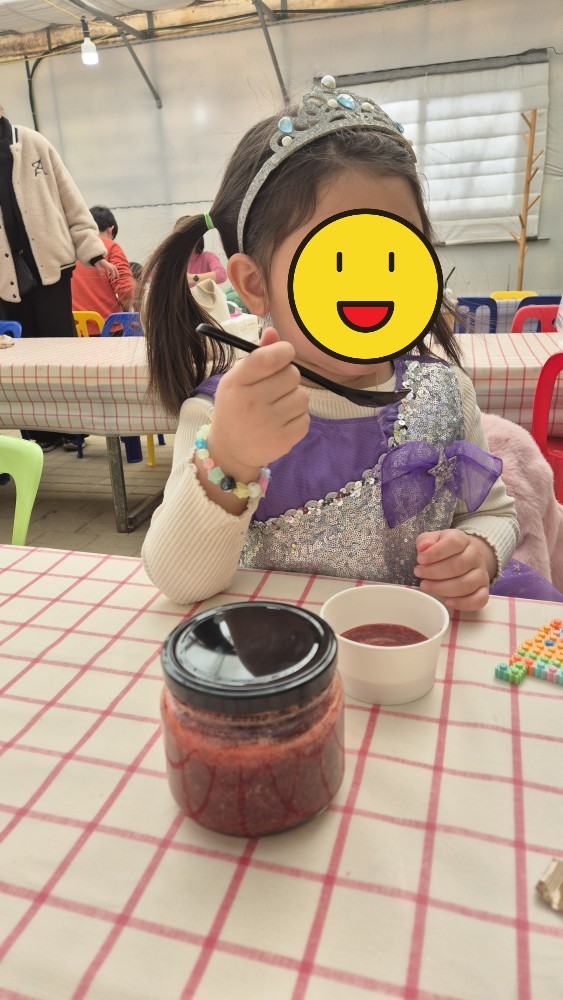 딸기잼 병에 담기