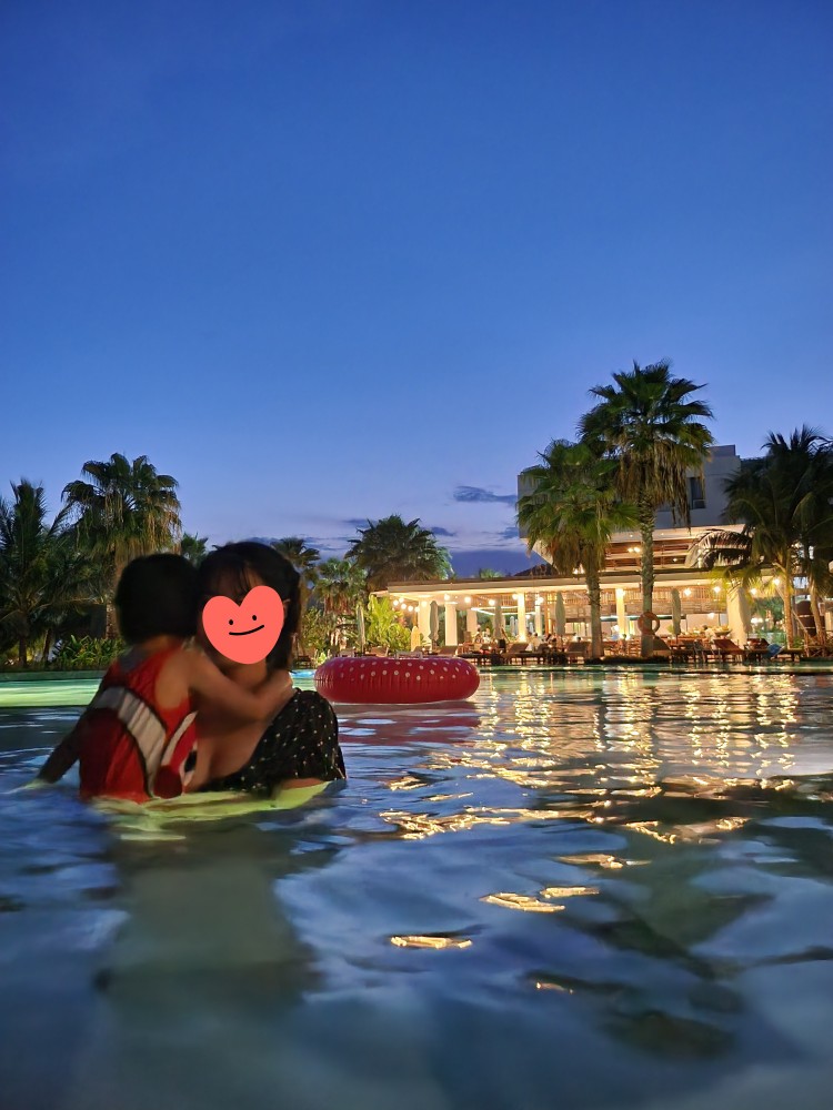 저녁 수영중인 아이와 엄마