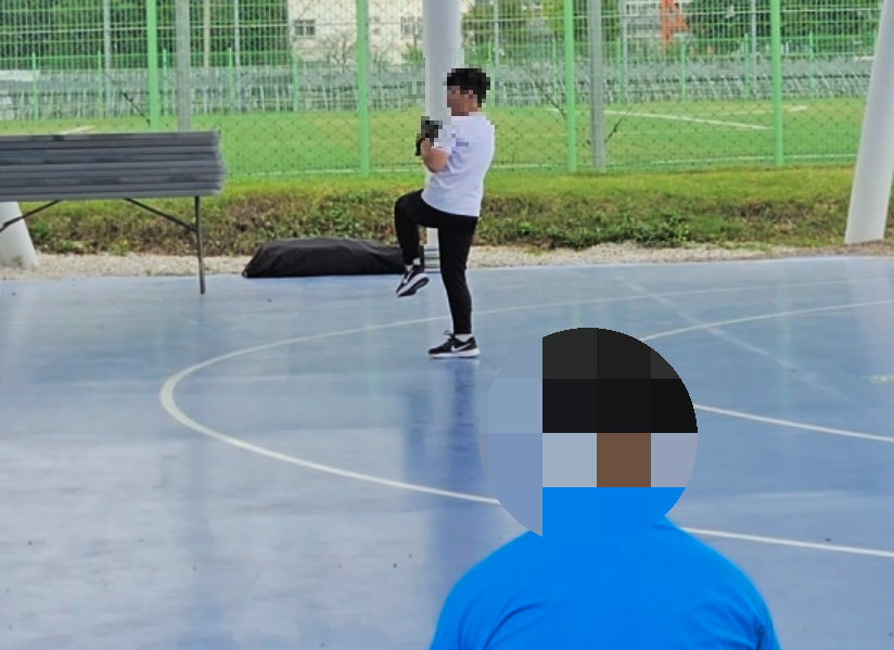 주말에 아빠와 캐치볼중인 아이 사진
