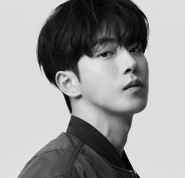 배우-남주혁-정면-보고-있는-모습