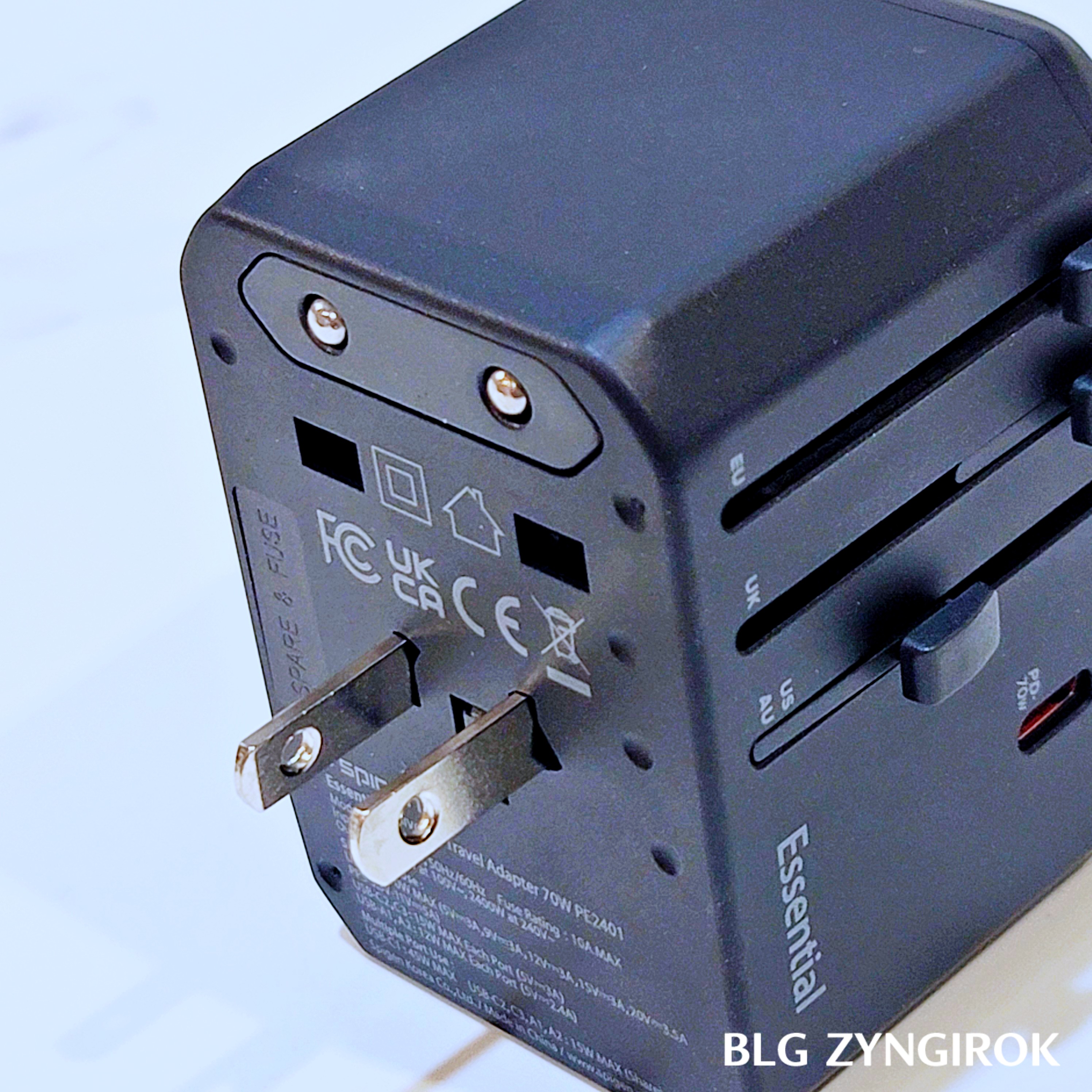 슈피겐 여행용 어댑터 - 콘센트 모습이다.