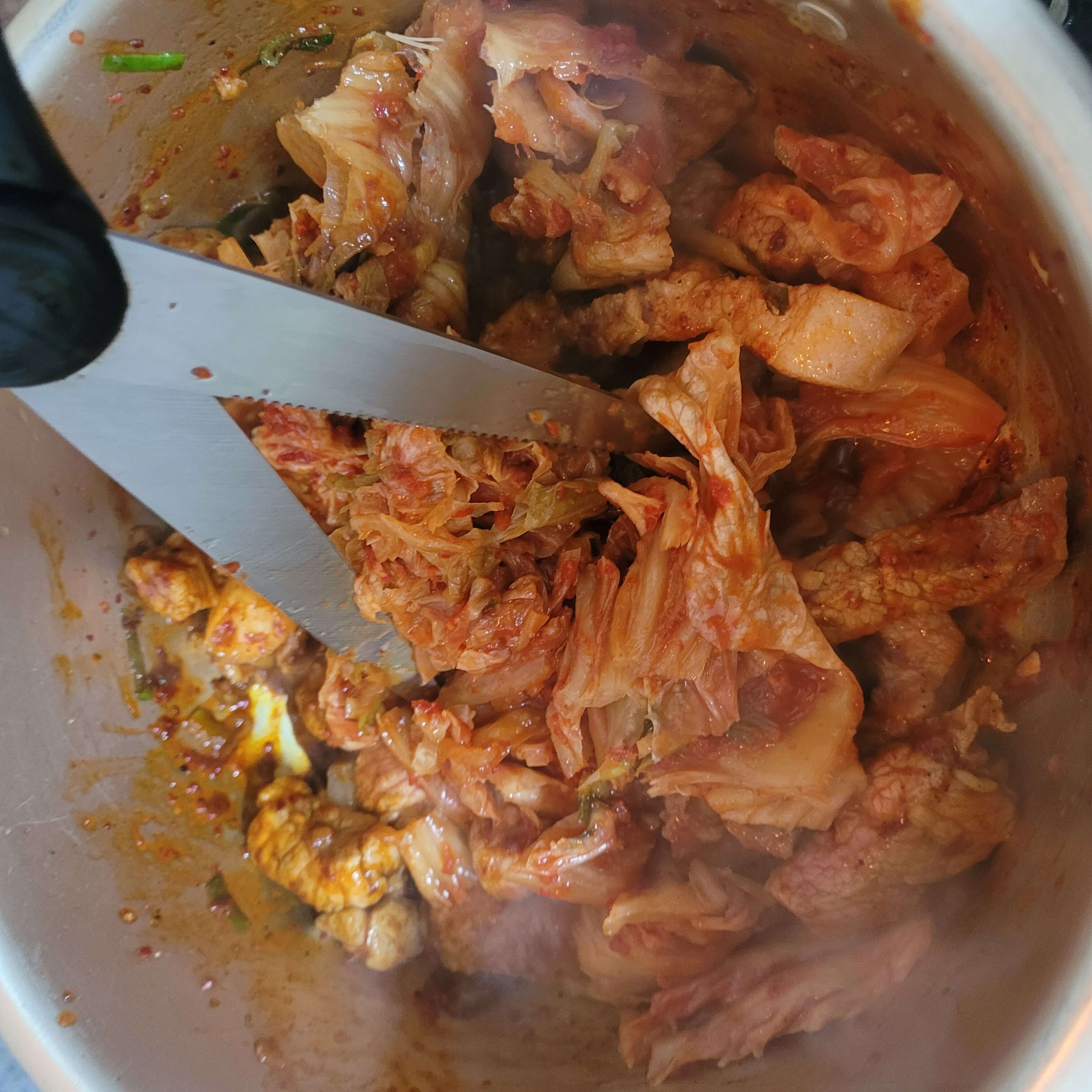 김치를 넣고 김치와 돼지고기 잘게 자르기
