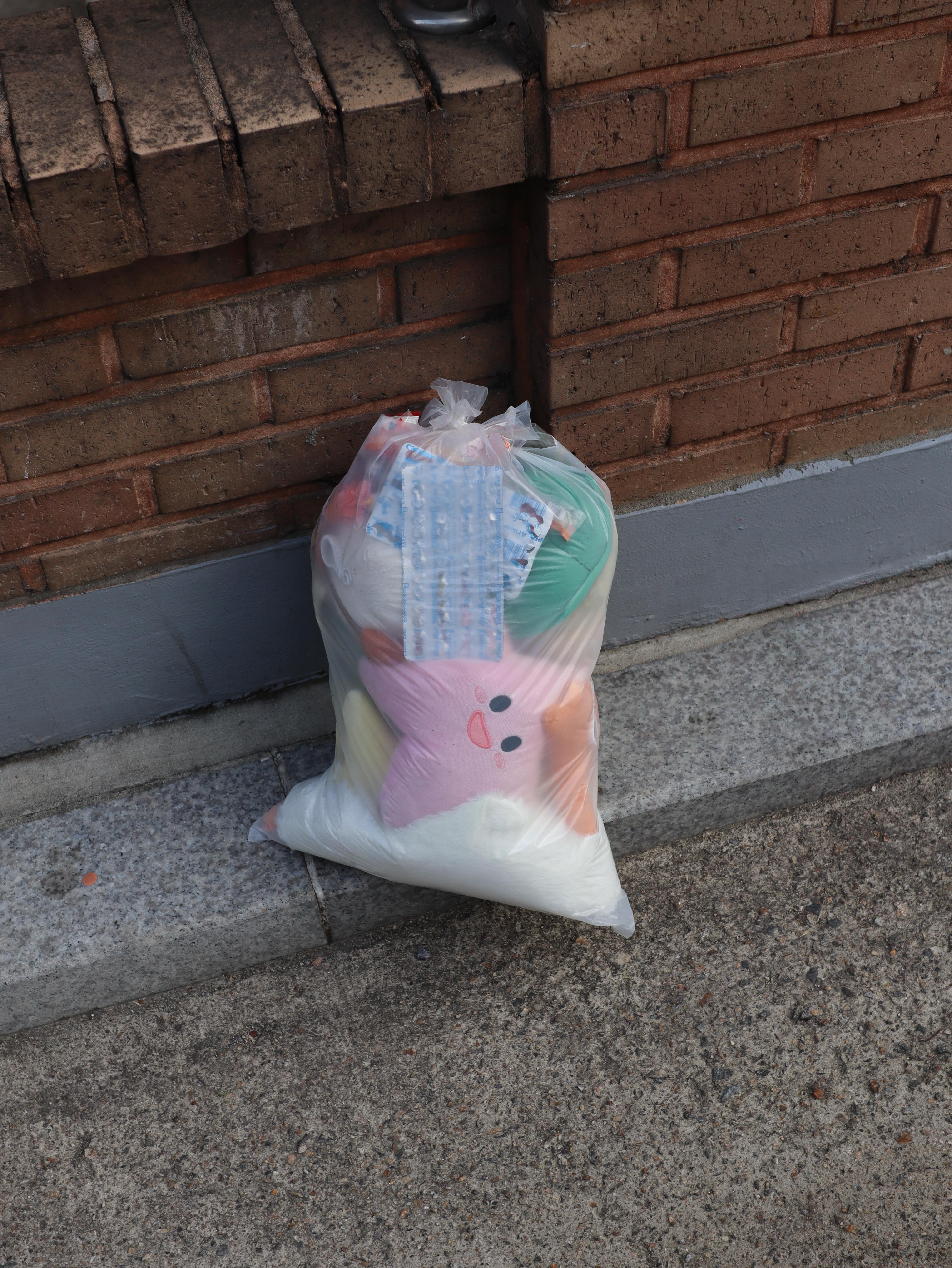 버려진 인형 쓰레기
