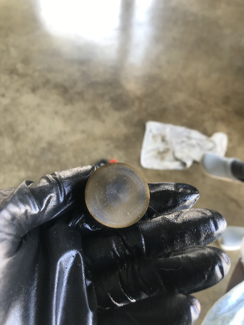 BMW 유압태핏(HLA) 구품의 상단을 클로즈업한 사진&amp;#44; 고착 흔적이 남아 있는 부품 상태