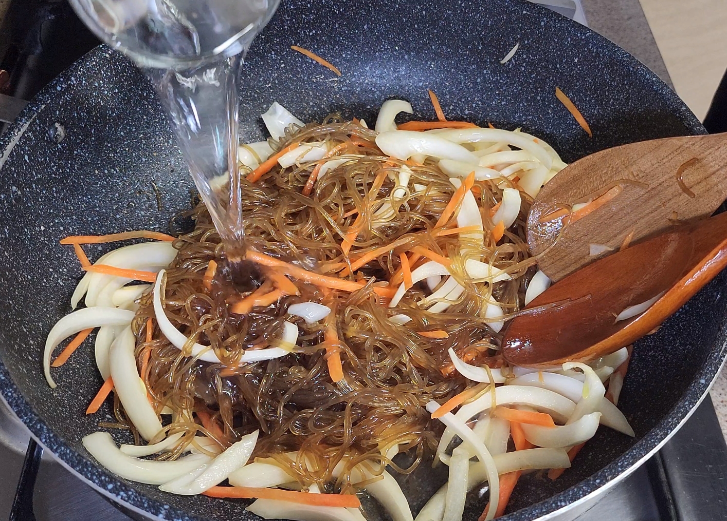 물을-넣고-졸이는-모습