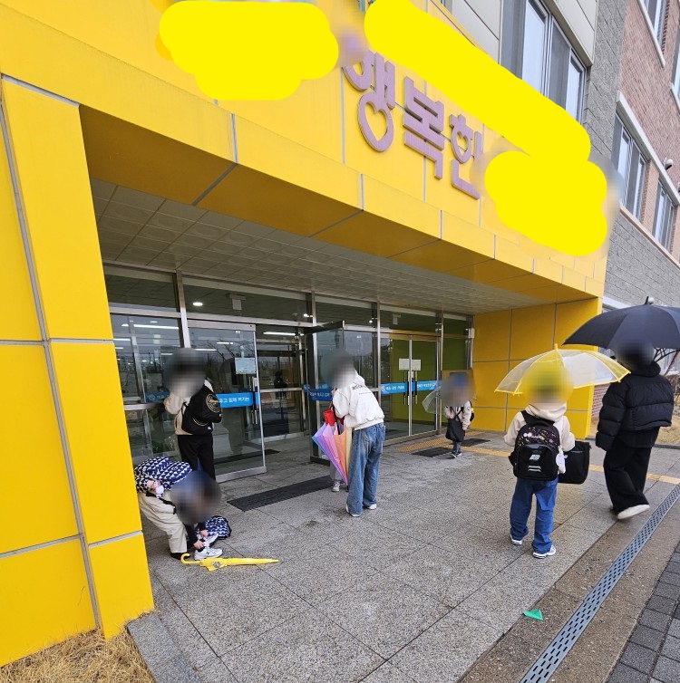 비오는 날 바닥이 젖어 있는 1층 중앙현관의 모습