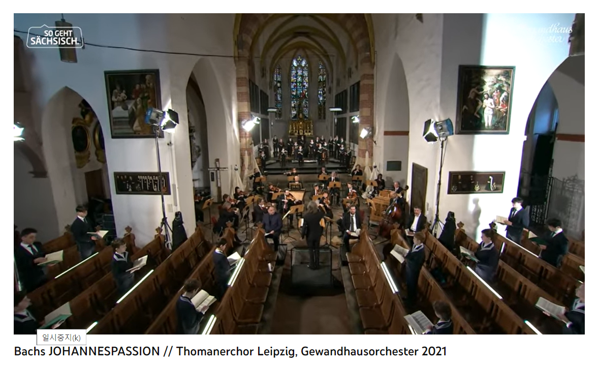 유튜브에서 캡쳐한 현재의 성 토마스교회 내부 사진인데, 지휘자 앞쪽과 뒤쪽에 성가대가 보입니다.