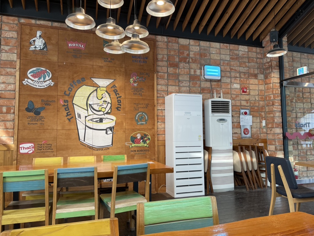 더츠커피팩토리 2층 내부 좌석