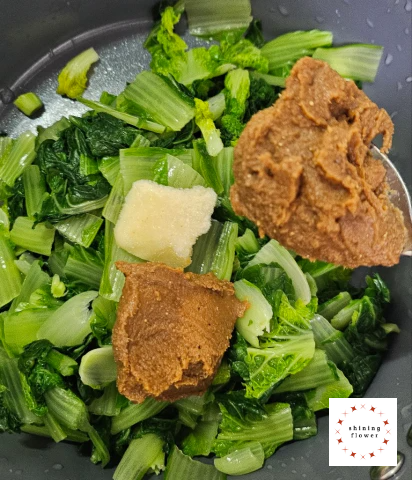 얼갈이배추시락국-된장과 다진마늘 넣어서 무치기