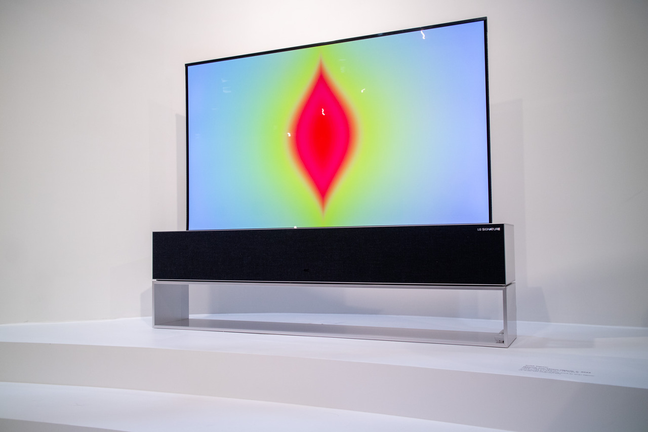 2022 프리츠 서울에서 '아니쉬 카푸어'가 LG OLED R로 구현한 작품