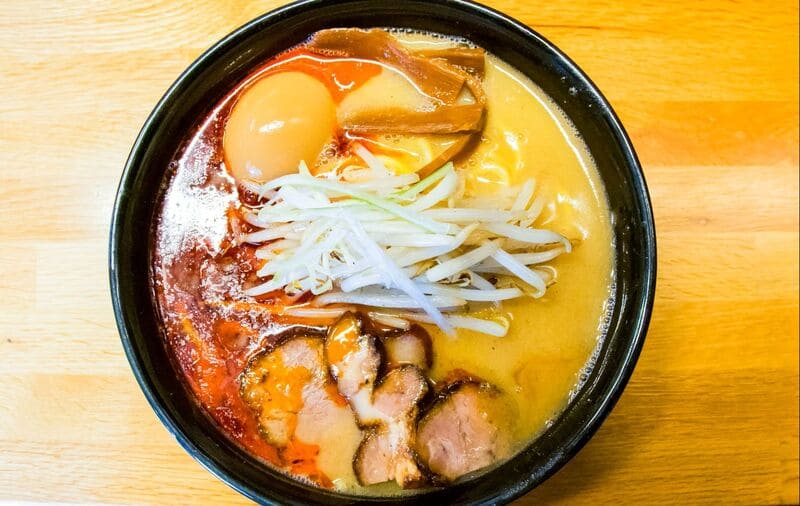 홋카이도 명물 아사히카와 라멘, 고추기름과 차슈가 올라간 진한 육수의 라멘