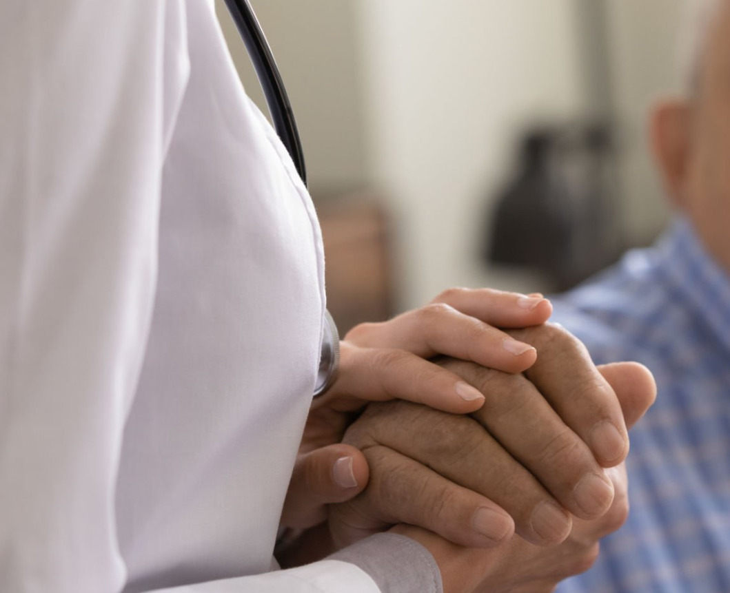 부모님을 겨려 해주시는 의사 사진