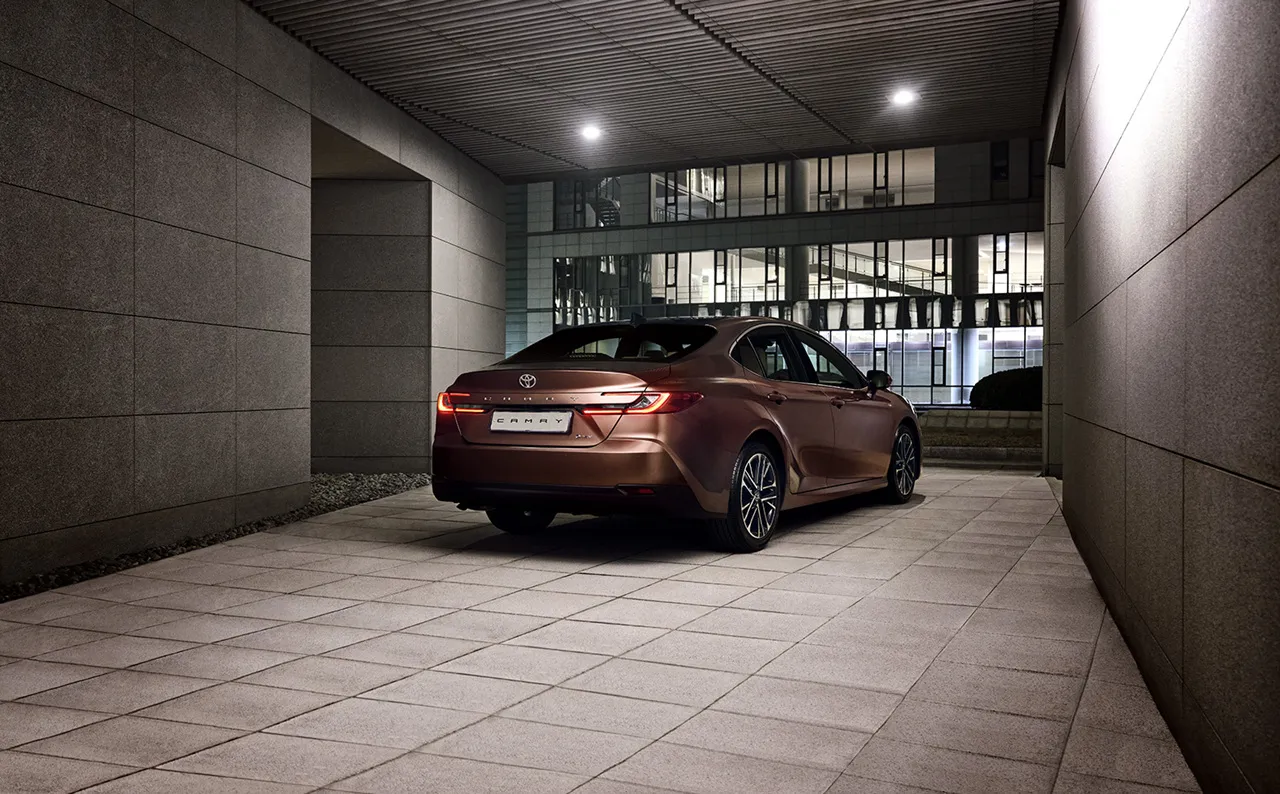 2025 토요타 캠리 하이브리드 차량 및 정보 이미지