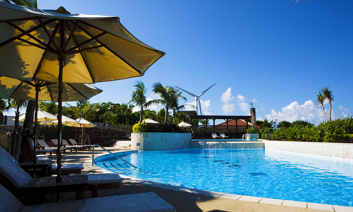 더비치타워-오키나와-수영장