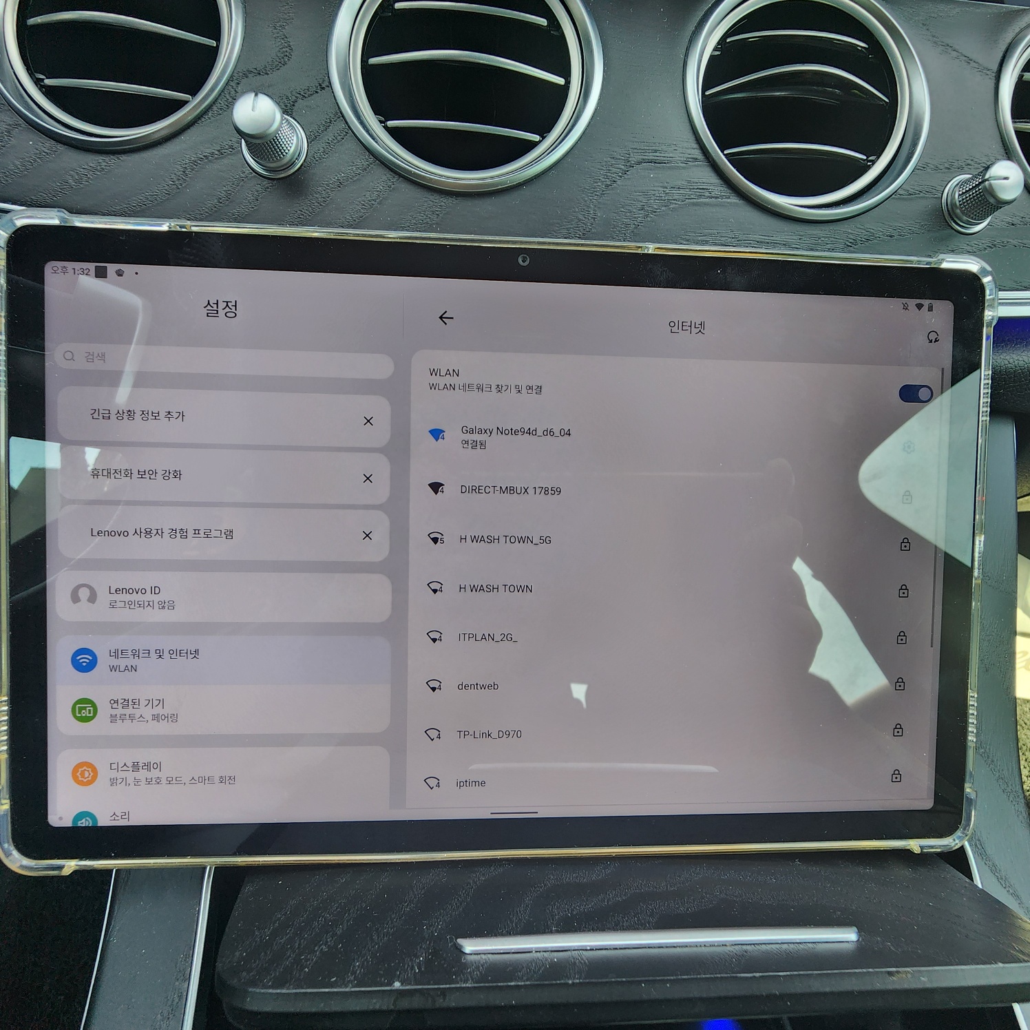 차량 내부에 거치된 태블릿이 휴대폰 핫스팟(Galaxy Note)과 와이파이 연결된 설정 화면