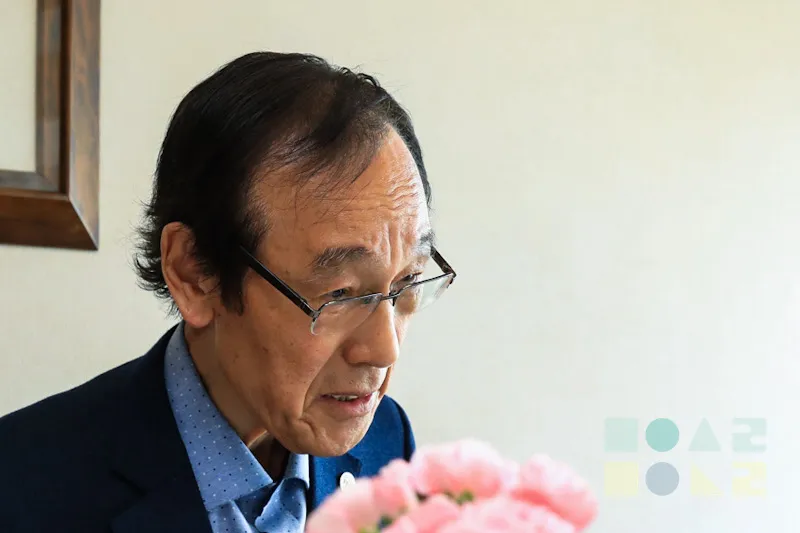 책자를 설명중인 현익채 교장