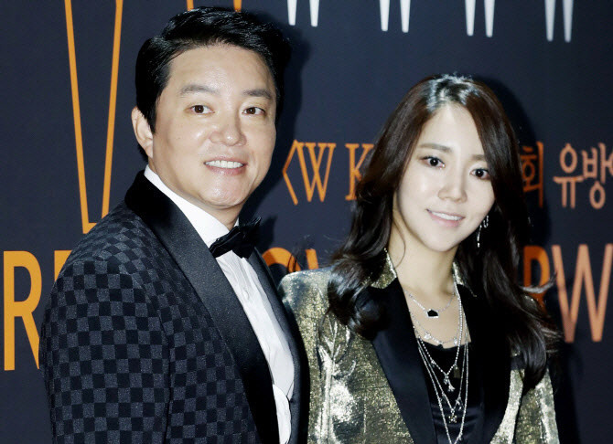 배우이범수, 통역가 이윤진