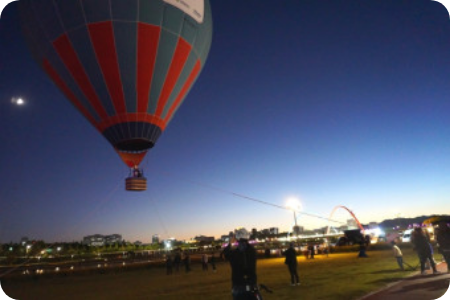 밤하늘에 떠 있는 열기구