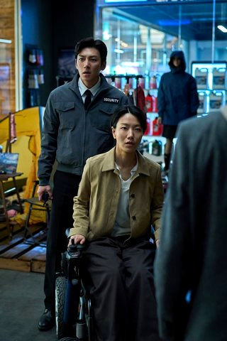 군체 영화 개봉일 줄거리 연상호 감독 출연진 전지현 구교환