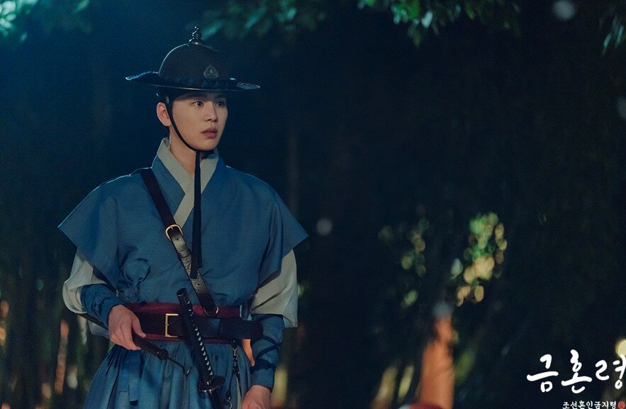 이신원 궁궐 돌다 무언가를 발견한 놀란 얼굴