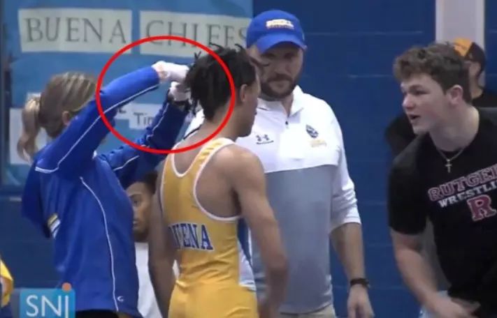 레게 머리가 잘려나가는 레슬링 선수 모습