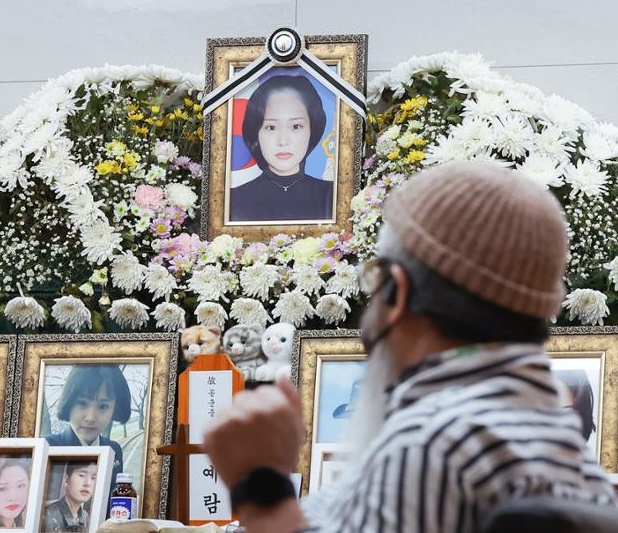 이예람 중사의 영정사진을 보고있는 아버지