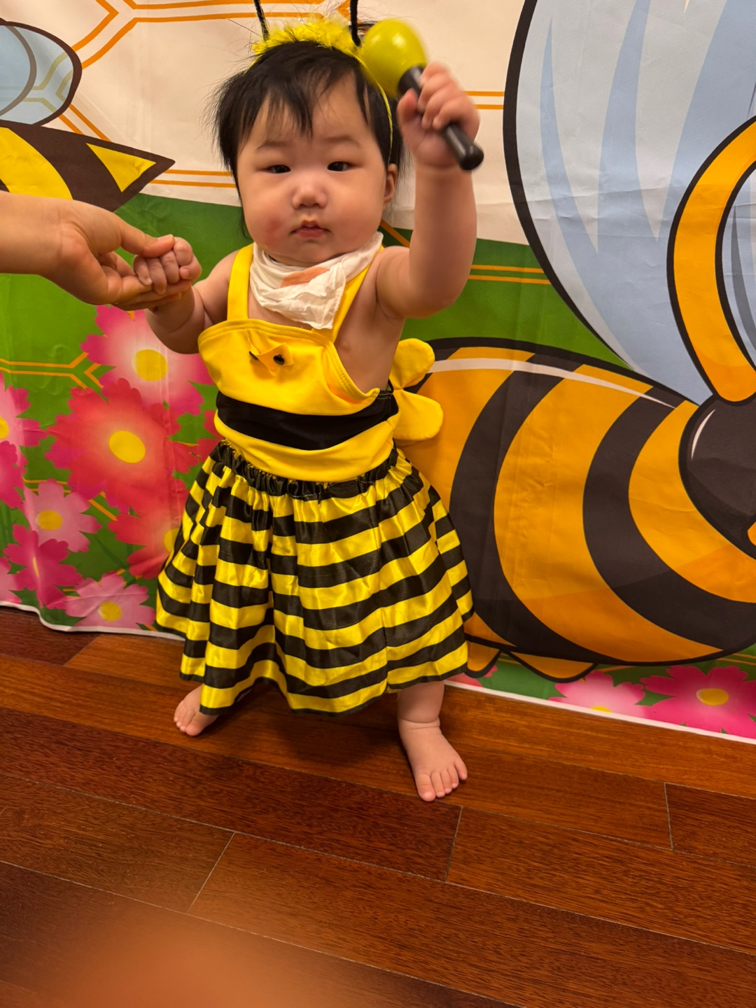 벌꿀 옷을 입은 아기 이미지