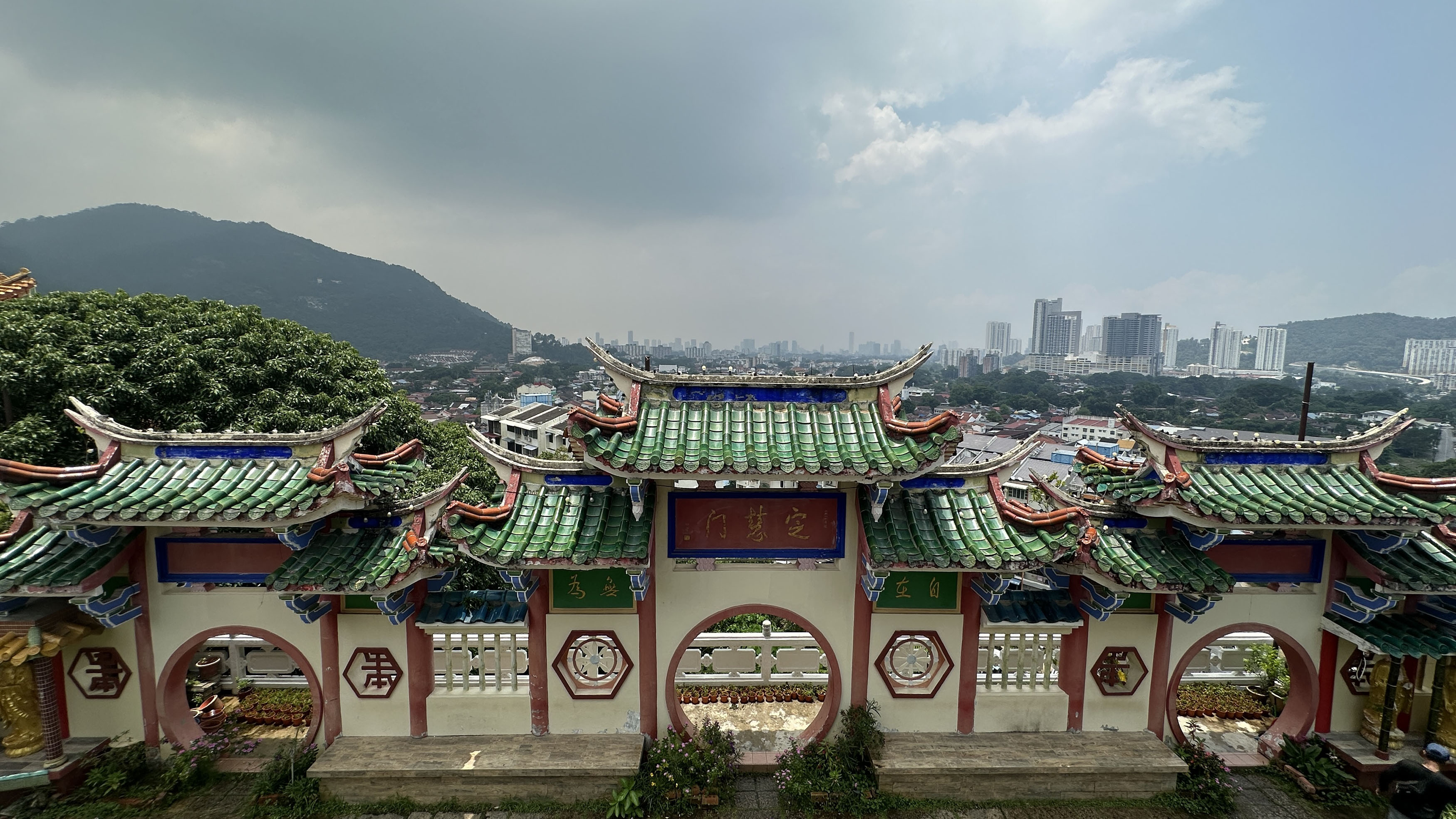 켁록시 사원 정원에서 바라본 전경