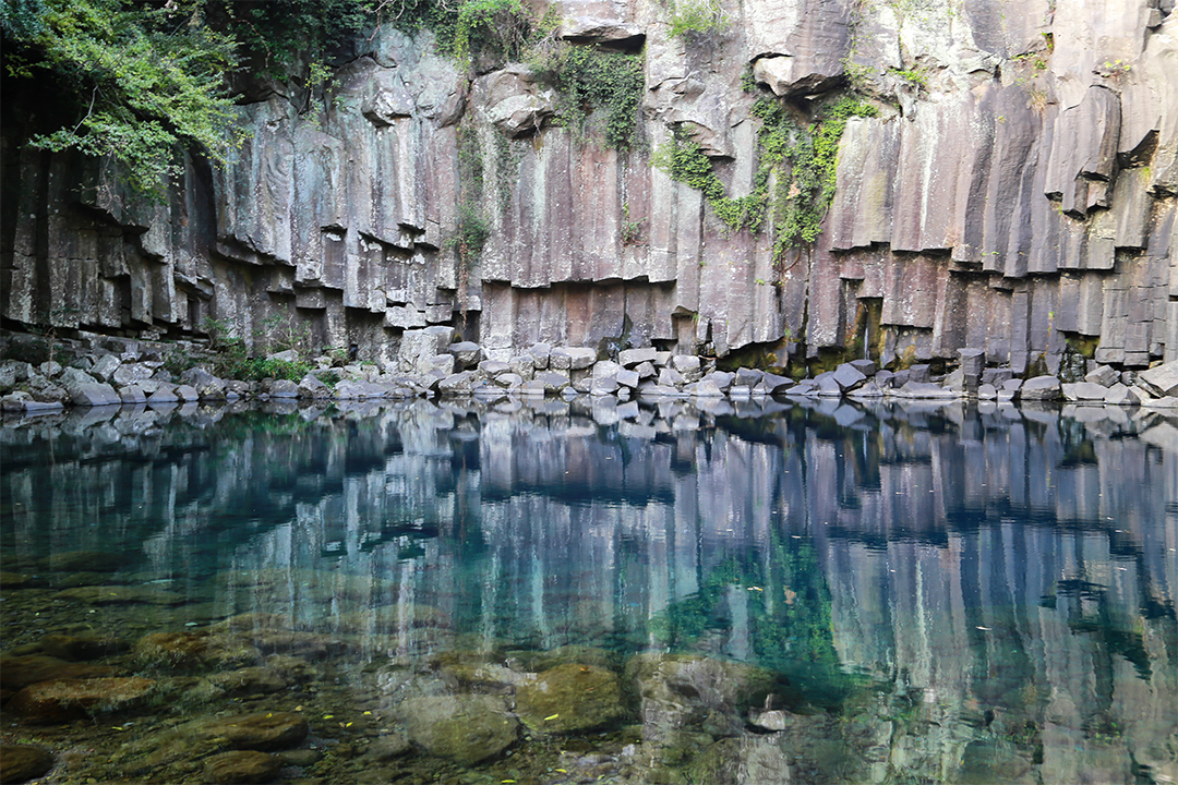 제주도 서귀포시 천제연폭포 물에 비친 반영 저작권 없는 고화질 무료 이미지 다운로드