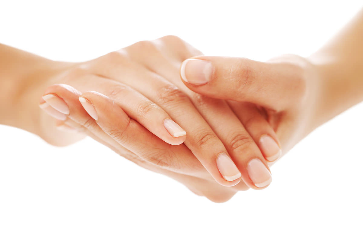 두 손을 맞잡은 모습